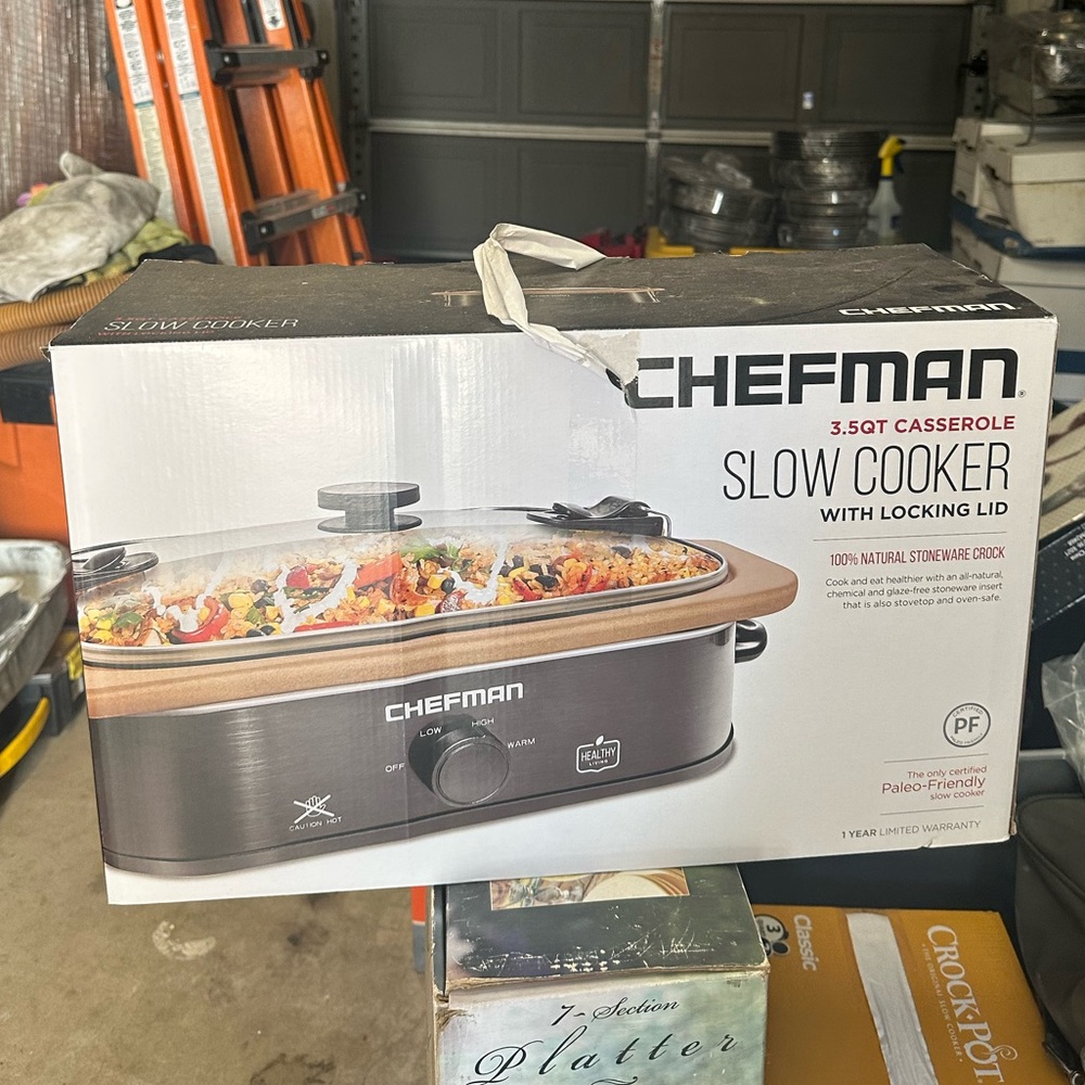 Chefman Casserole Slow Cooker with Locking Lid - Picture 2 of 5